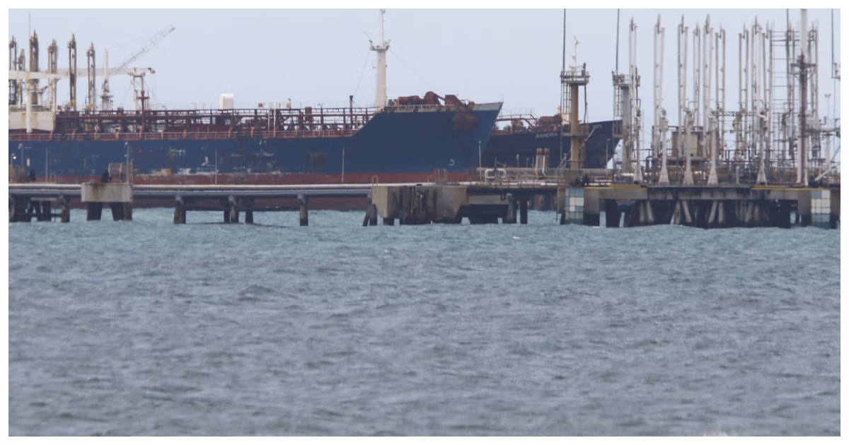 ভেনেজুয়েলার সমুদ্রবন্দরে জ্বালানি উপাদান বহনকারী জাহাজ। ছবি: রয়টার্স